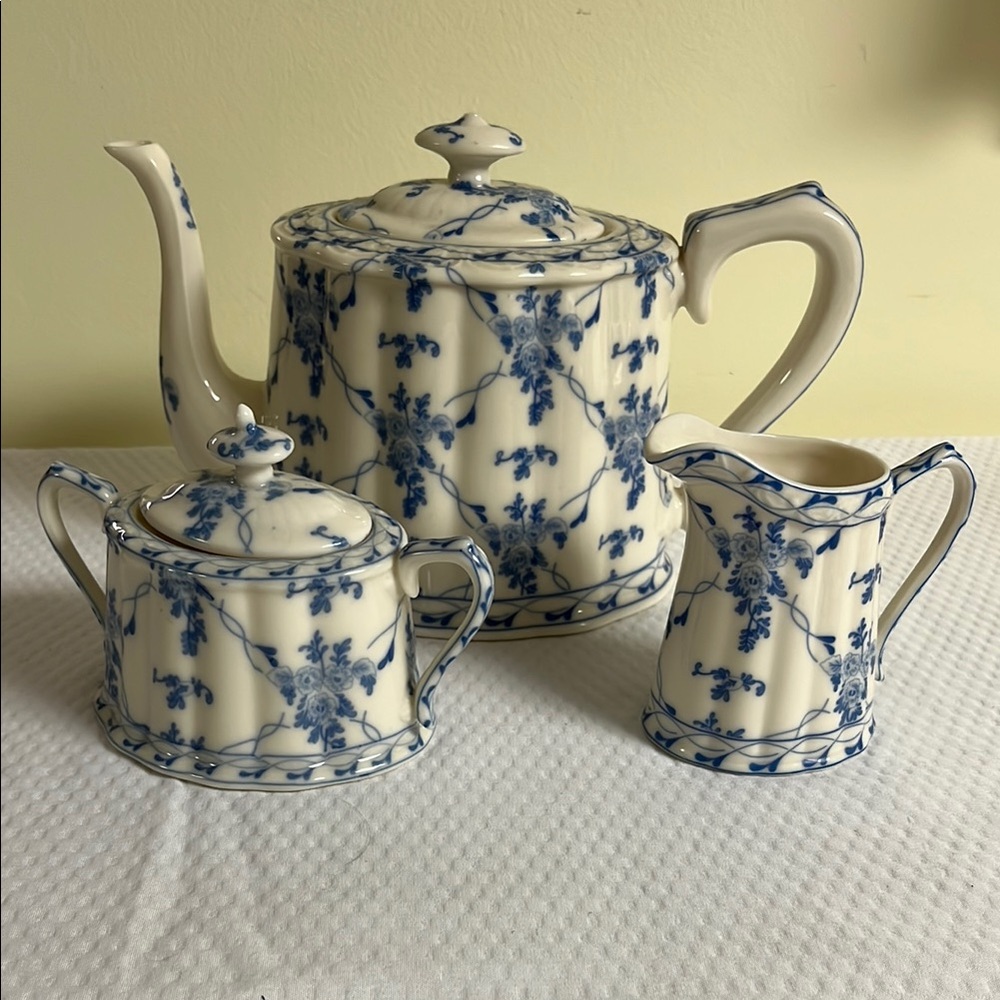 Avon  vintage teapot set with cream & sugar